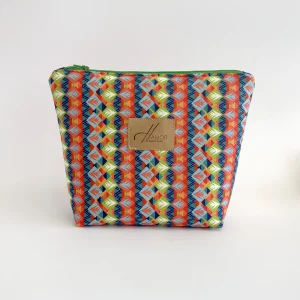 Beauty Bag „Beleza 04“ – Necessaire artesanal com padrão geométrico colorido